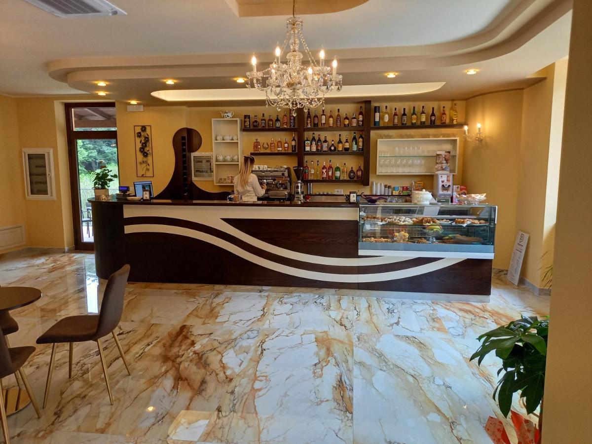 Hotel Ristorante Villa Terry 下卡斯泰卢乔 外观 照片