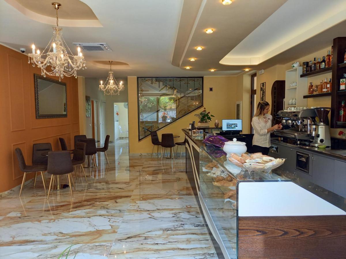Hotel Ristorante Villa Terry 下卡斯泰卢乔 外观 照片