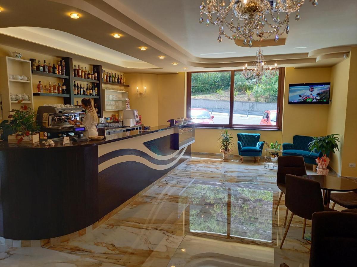 Hotel Ristorante Villa Terry 下卡斯泰卢乔 外观 照片