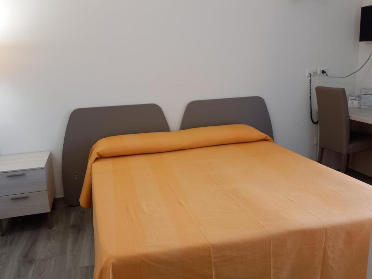 Hotel Ristorante Villa Terry 下卡斯泰卢乔 外观 照片