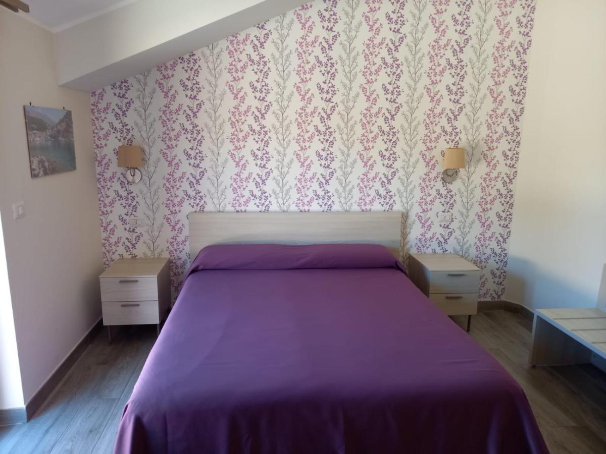 Hotel Ristorante Villa Terry 下卡斯泰卢乔 外观 照片