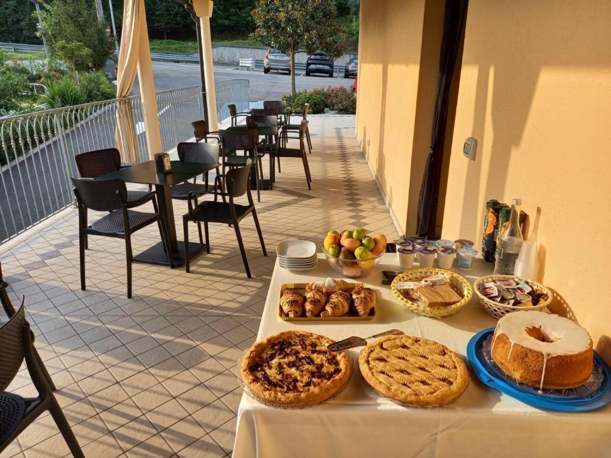 Hotel Ristorante Villa Terry 下卡斯泰卢乔 外观 照片